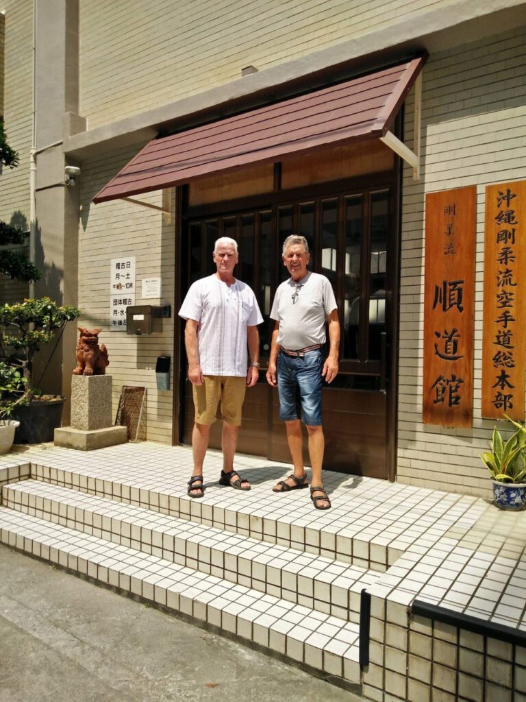 Pieter Harms en Henk voor de Jundokan dojo, Okinawa.
