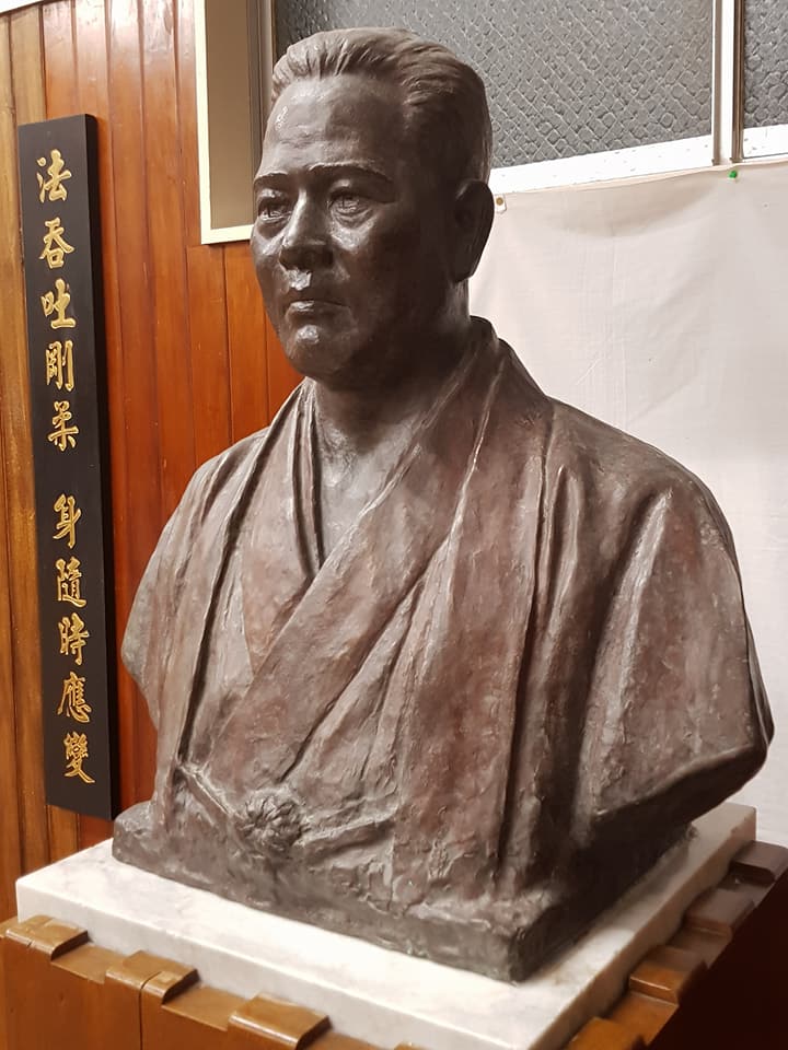 De buste van Chujun Miyagi in de Jundokan dojo, Okinawa.